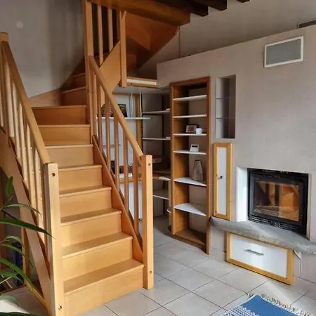 Jolie Maison De Garde Barriere Dans Un Jardin Clos