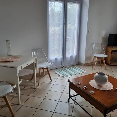 Jolie Maison De Garde Barriere Dans Un Jardin Clos Holiday home *