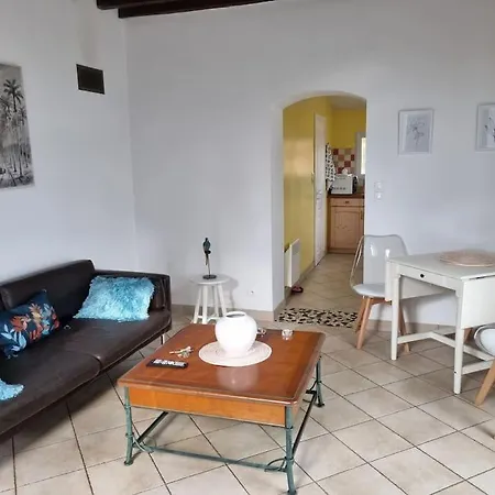 Jolie Maison De Garde Barriere Dans Un Jardin Clos Holiday home *